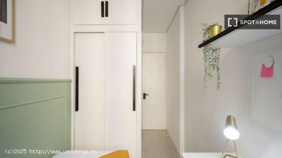 Habitación individual soleada con baño privado y con terraza - MADRID