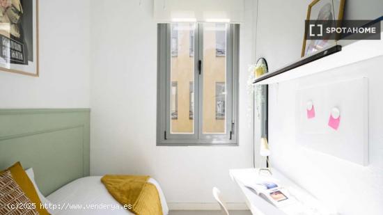 Habitación individual soleada con baño privado y con terraza - MADRID