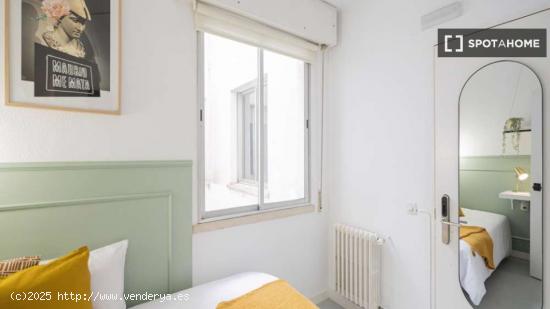 Habitación individual soleada con baño privado y con terraza - MADRID