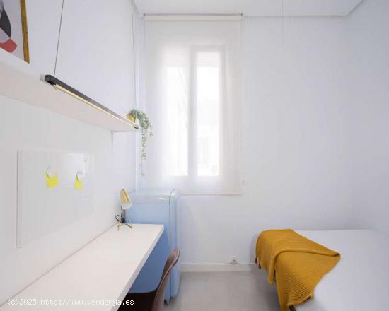  Habitación individual soleada con baño privado y con terraza - MADRID 