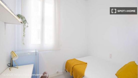 Habitación individual soleada con baño privado y con terraza - MADRID