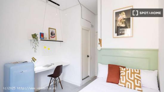 Habitación individual soleada con baño privado y con terraza - MADRID