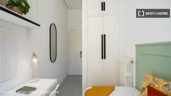 Habitación individual soleada con baño privado y con terraza - MADRID