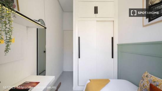 Habitación individual soleada con baño privado y con terraza - MADRID