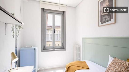 Habitación individual soleada con baño privado y con terraza - MADRID