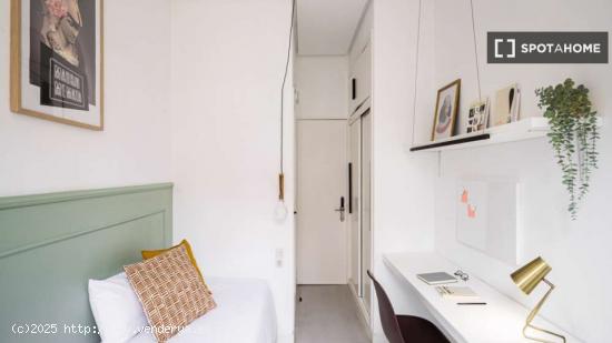 Habitación individual soleada con baño privado y con terraza - MADRID