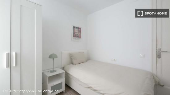 Habitación en piso compartido en barcelona. - BARCELONA