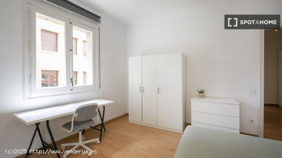 Habitación en piso compartido en barcelona. - BARCELONA