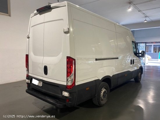 Iveco Daily Furgón 35S12 V 3520L H2 12.0 120cv - GARANTIA MECANICA - Barcelona