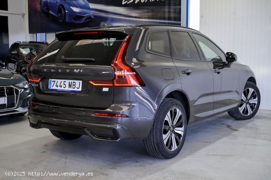 Volvo XC-60   2.0 T6 AWD Recharge Plus Dark Auto - 