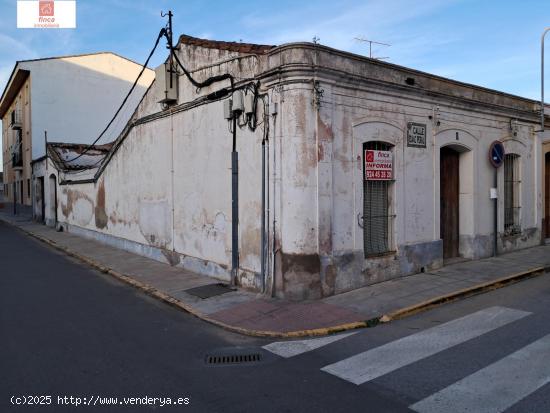  MONTIJO, VENTA VIVIENDA DE ESQUINA PARA REFORMA COMPLETA, CON GARAJE Y AMPLIO SOLAR - BADAJOZ 