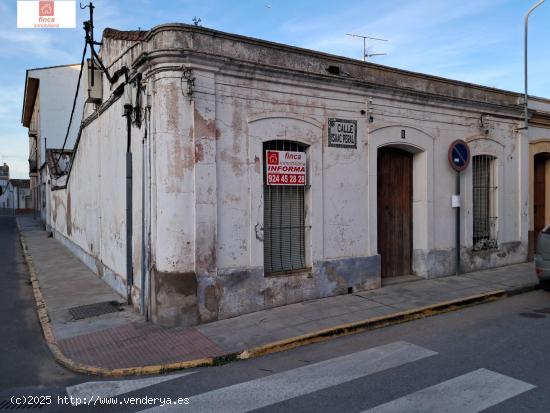 MONTIJO, VENTA VIVIENDA DE ESQUINA PARA REFORMA COMPLETA, CON GARAJE Y AMPLIO SOLAR - BADAJOZ