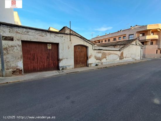 MONTIJO, VENTA VIVIENDA DE ESQUINA PARA REFORMA COMPLETA, CON GARAJE Y AMPLIO SOLAR - BADAJOZ