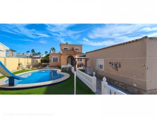 Villa en venta en Torrevieja (Alicante)