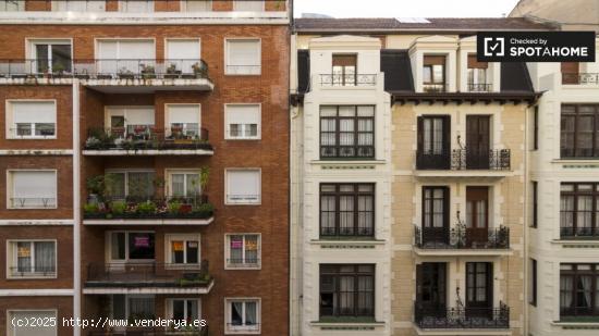 Amplia habitación en casa de 7 dormitorios en Abando, Bilbao - VIZCAYA