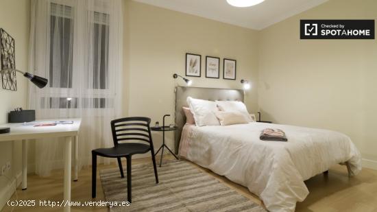 Elegante habitación en un apartamento de 8 dormitorios en Abando, Bilbao - VIZCAYA