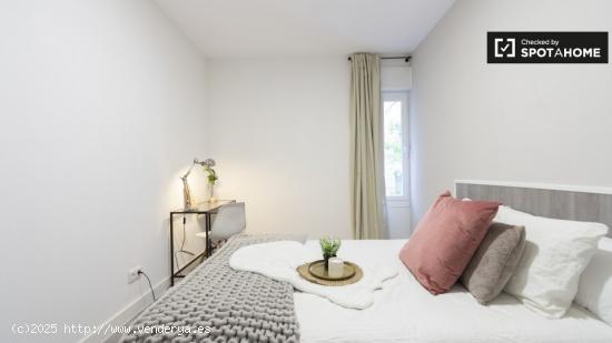 Moderna habitación en apartamento de 9 dormitorios en Rios Rosas - MADRID