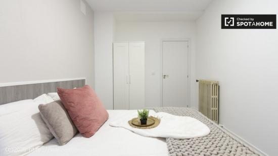 Moderna habitación en apartamento de 9 dormitorios en Rios Rosas - MADRID