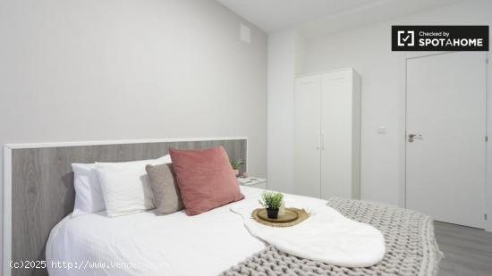 Moderna habitación en apartamento de 9 dormitorios en Rios Rosas - MADRID