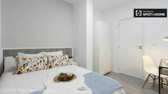 Elegante habitación en apartamento de 9 dormitorios en Ríos Rosas - MADRID