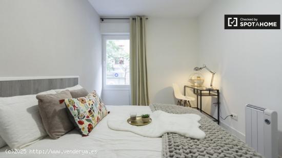 Encantadora habitación en apartamento de 9 dormitorios en Rios Rosas - MADRID