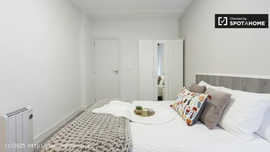 Encantadora habitación en apartamento de 9 dormitorios en Rios Rosas - MADRID