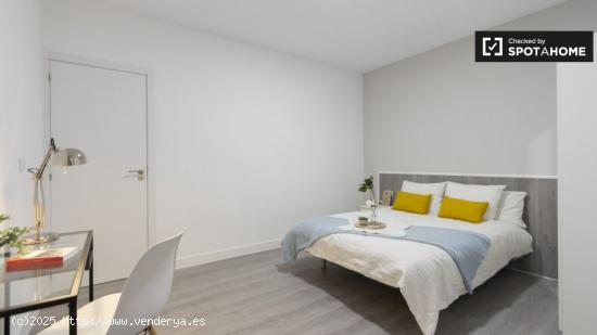 Amplia habitación en apartamento de 9 dormitorios en Rios Rosas - MADRID