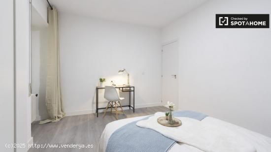 Amplia habitación en apartamento de 9 dormitorios en Rios Rosas - MADRID