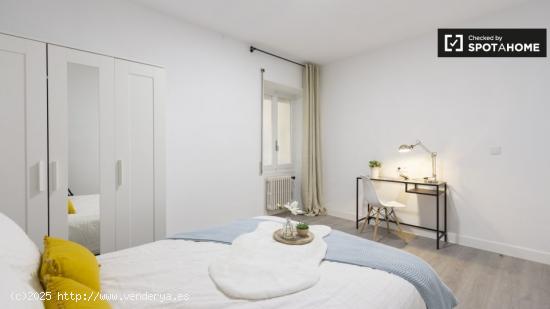 Amplia habitación en apartamento de 9 dormitorios en Rios Rosas - MADRID