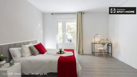 Enorme habitación en apartamento de 9 dormitorios en Ríos Rosas - MADRID