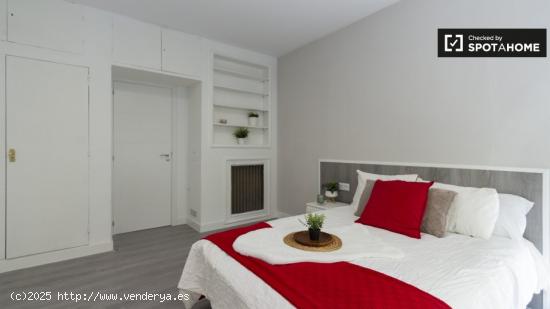 Enorme habitación en apartamento de 9 dormitorios en Ríos Rosas - MADRID