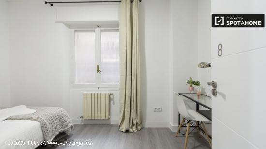 Amplia habitación en apartamento de 9 dormitorios en Rios Rosas - MADRID