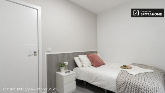 Amplia habitación en apartamento de 9 dormitorios en Rios Rosas - MADRID