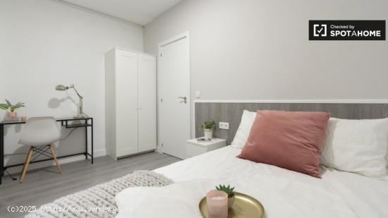 Amplia habitación en apartamento de 9 dormitorios en Rios Rosas - MADRID