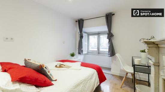 Acogedora habitación en alquiler en apartamento de 6 dormitorios en Centro. - MADRID