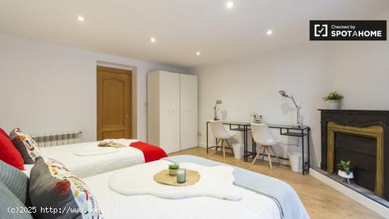 Alquiler de camas en espaciosas habitaciones compartidas en apartamento de 6 habitaciones - MADRID