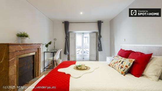 Se alquila habitación luminosa en apartamento de 6 dormitorios en Centro - MADRID