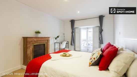 Se alquila habitación luminosa en apartamento de 6 dormitorios en Centro - MADRID