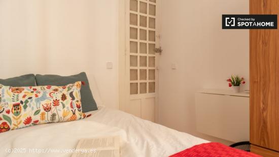 Se alquila habitación en apartamento de 4 dormitorios en Centro, Madrid - MADRID