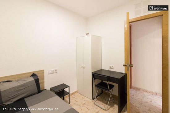  Habitación en piso de 4 dormitorios en alquiler en Barcelona - BARCELONA 