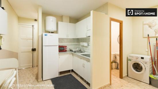 Habitación en piso de 4 dormitorios en alquiler en Barcelona - BARCELONA