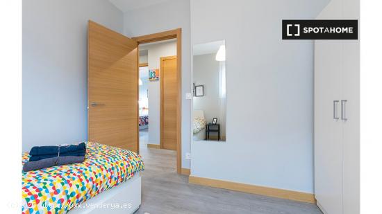 Se alquila habitación en piso de 3 dormitorios en Bilbao - VIZCAYA