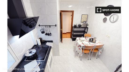 Se alquila habitación en piso de 5 dormitorios en Deusto, Bilbao - VIZCAYA