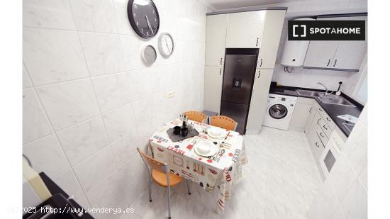 Se alquila habitación en piso de 5 dormitorios en Deusto, Bilbao - VIZCAYA