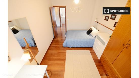 Habitación elegante en apartamento de 4 dormitorios en Bilbao - VIZCAYA