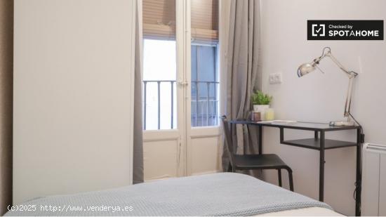 Se alquila habitación en piso de 7 dormitorios en Madrid - MADRID