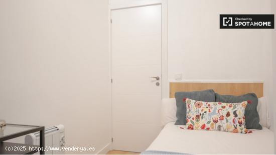 Se alquila habitación en piso de 7 dormitorios en Madrid - MADRID