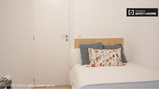 Se alquila habitación en piso de 7 dormitorios en Madrid - MADRID