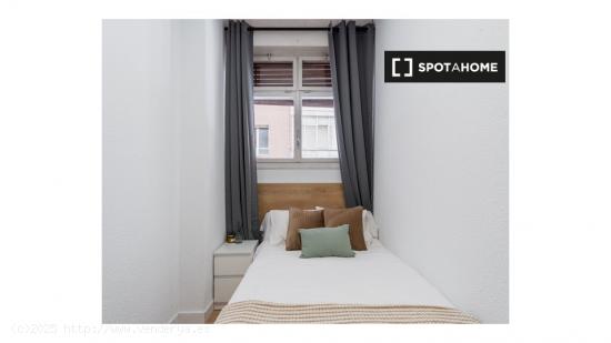 Habitaciones en apartamento de 7 dormitorios en Argüelles - MADRID