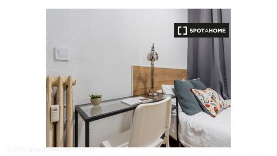 Habitaciones en apartamento de 7 dormitorios en Argüelles - MADRID